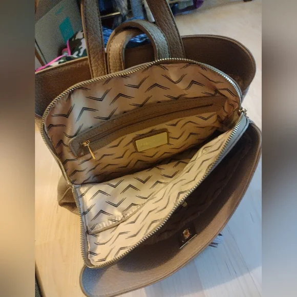 Moda luxe Purse / back pack, scarf and earrings! Lot of 6 items - Picture 4 of 10